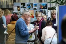 Stände am Marktplatz innovativer pastoraler Projekte